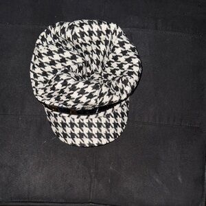 Houndstooth women’s cap 5% wool 95% polyester. One size.